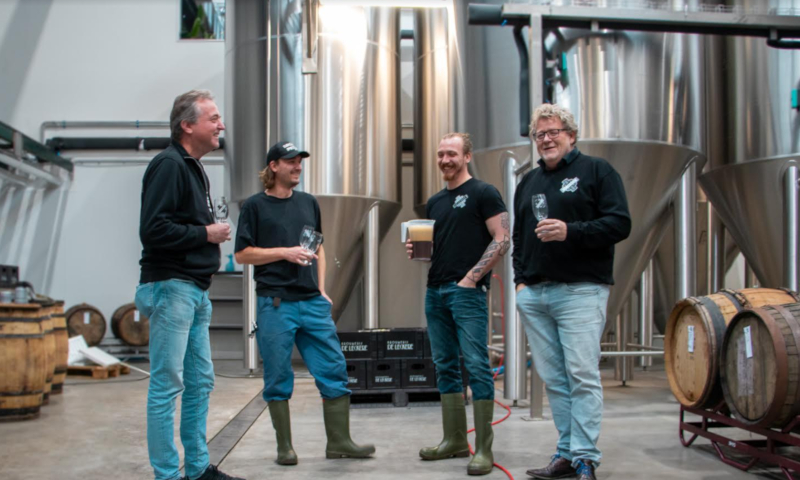 Vier mannen in de brouwerij om Black Emperor van Duits & Lauret met Brouwerij de Leckere te proeven